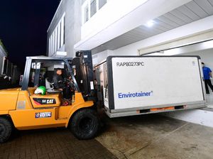 Vaksin Sudah di Tangan, Kapan Mulai Disuntik ke Masyarakat? Vaksin Sudah di Tangan, Kapan Mulai Disuntik ke Masyarakat?