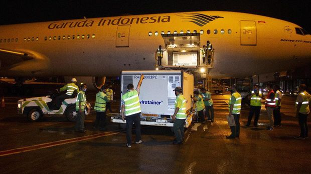 Petugas menurunkan kontainer berisi vaksin COVID-19 saat tiba di Bandara Soekarno-Hatta, tangerang, Banten, Minggu (6/12/2020). Sebanyak 1,2 juta dosis vaksin COVID-19 buatan perusahaan farmasi Sinovac, China, tiba di tanah air untuk selanjutnya akan diproses lebih lanjut ke Bio Farma selaku BUMN produsen vaksin. ANTARA FOTO/Dhemas Reviyanto/pras.