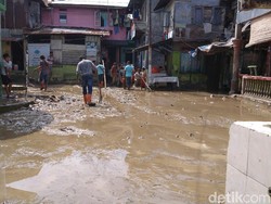 Pascabanjir, Warga Kampung Aur Medan Bersihkan Rumah-Keruk Lumpur
