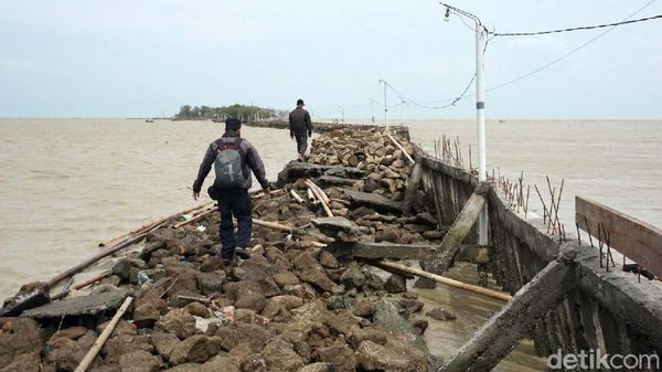 Akses ke Makam Syekh Mudzakir Demak Putus Diterjang Gelombang