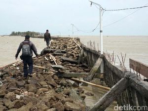 Akses ke Makam Syekh Mudzakir Demak Putus Diterjang Gelombang