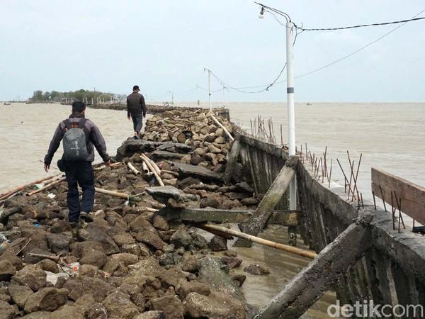 Akses ke Makam Syekh Mudzakir Demak Putus Diterjang Gelombang