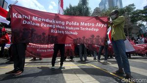 Aksi Tangkap Habib Rizieq Bergema di Depan Polda Metro Jaya