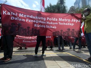Aksi Tangkap Habib Rizieq Bergema di Depan Polda Metro Jaya