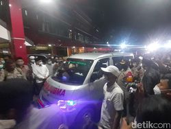 Ambulans FPI Jemput Jenazah Pengikut HRS di RS Polri