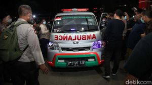 Ambulans Jemput Jenazah Laskar FPI di RS Polri