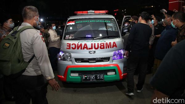 Ambulans Jemput Jenazah Laskar FPI di RS Polri