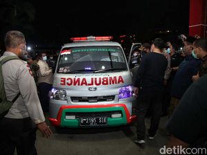 Ambulans Jemput Jenazah Laskar FPI di RS Polri