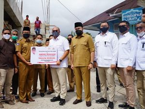 Ke Padang Panjang, Andre Rosiade Salurkan Bantuan untuk Masjid