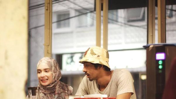 Keseruan Putri Anne dan Arya Saloka Ngopi Bareng di Kafe