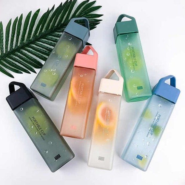 Botol minum/pinterest.com/Alibaba Pilih botol yang tidak mudah pecah, berukuran sedang, antitumpah dan desain yang sederhana.