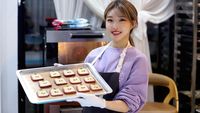 Hobi Baking, Chungha Jago Buat Kue hingga Cupcake