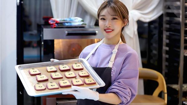 Hobi Baking, Chungha Jago Buat Kue hingga Cupcake