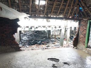 Angin Kencang-Gelombang Tinggi Rusak Puluhan Rumah di Demak