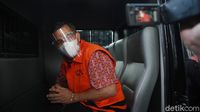 Diperiksa KPK, Ajay Priatna Diborgol dan Bermasker