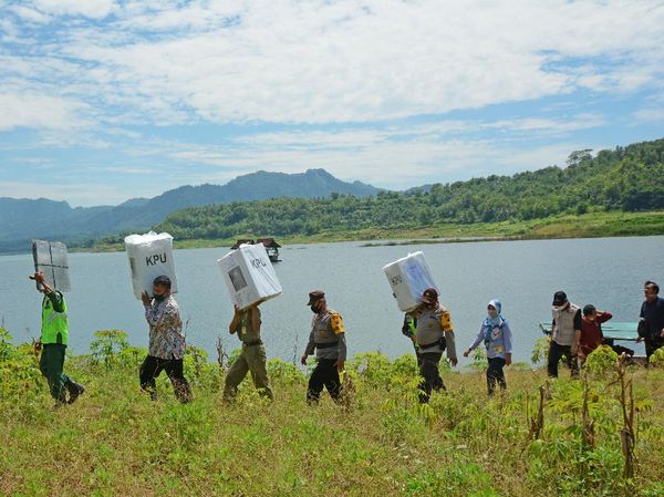 Potret Distribusi Logistik Pilkada ke Daerah Terpencil