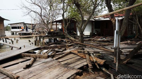Diterjang Gelombang Tinggi, Puluhan Rumah di Demak Rusak