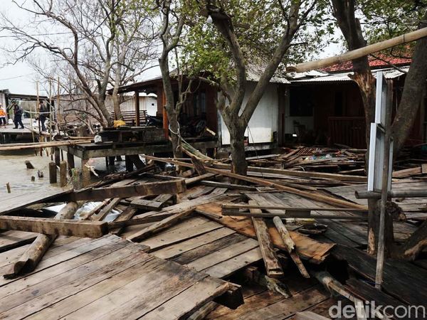 Diterjang Gelombang Tinggi, Puluhan Rumah di Demak Rusak