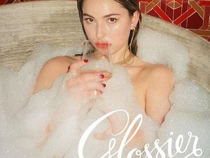 Debut Bintang Iklan, Putri Steve Jobs Tampil Seksi