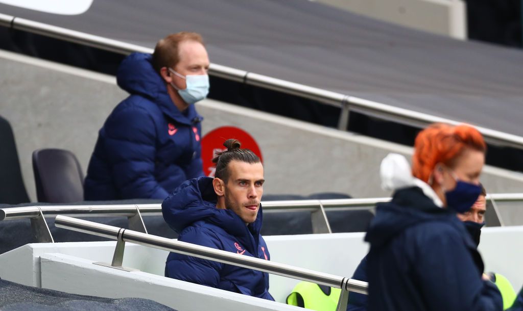 LONDON, Inggris - 18 Oktober: Tottenham Hotspur Gareth Bale berada di Tottenham Hotspur Stadium antara Tottenham Hotspur dan West Ham United.  Dia tampak keluar dari kursinya saat pertandingan Liga Premier di London, Inggris pada 18 Oktober 2020.  Stadion olahraga di sekitar Inggris Raya dilarang ketat karena wabah virus Corona, karena undang-undang penyuluhan sosial pemerintah melarang penggemar bermain di tempat tertutup.  (Foto oleh Clive Rose / Getty Images)