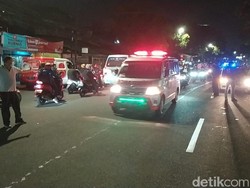 Jenazah Laskar FPI Tiba di Petamburan, Massa Kumandangkan Takbir