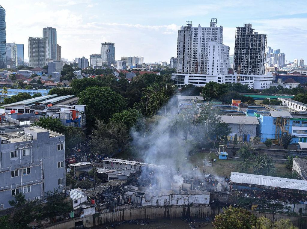 Puluhan Rumah Terbakar di Benhil Puluhan Rumah Terbakar di Benhil