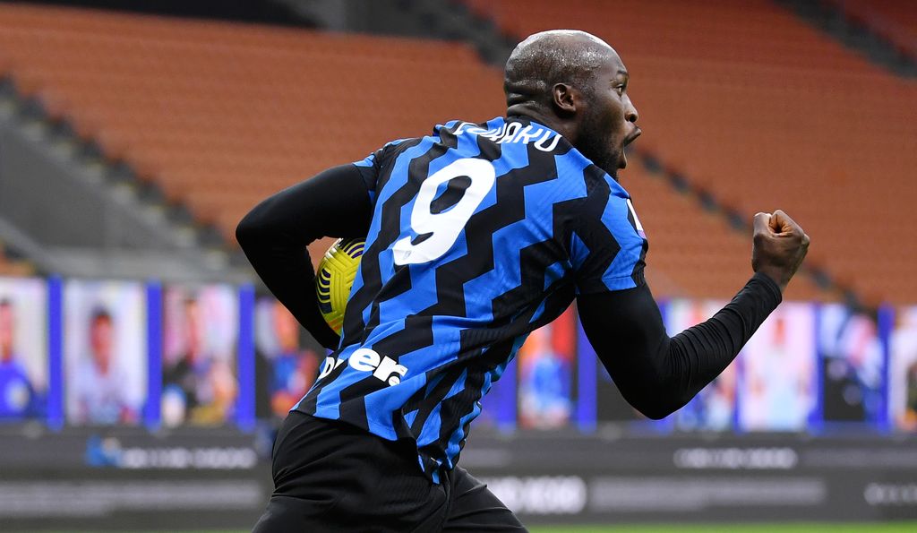 MILAN, ITALY - NOVEMBER 22: Romelu Lukaku of Inter Milan celebrates after scoring their sides second goal during the Serie A match between FC Internazionale and Torino FC at Stadio Giuseppe Meazza on November 22, 2020 in Milan, Italy. Sporting stadiums around Italy remain under strict restrictions due to the Coronavirus Pandemic as Government social distancing laws prohibit fans inside venues resulting in games being played behind closed doors. (Photo by Valerio Pennicino/Getty Images)