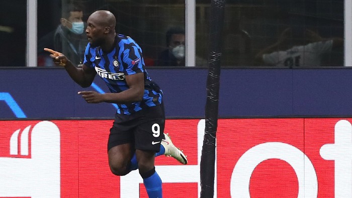 MILAN, ITALY - OCTOBER 21: Romelu Lukaku (L) of FC Internazionale celebrates his second goal during the UEFA Champions League Group B stage match between FC Internazionale and Borussia Moenchengladbach at Stadio Giuseppe Meazza on October 21, 2020 in Milan, Italy. (Photo by Marco Luzzani/Getty Images)