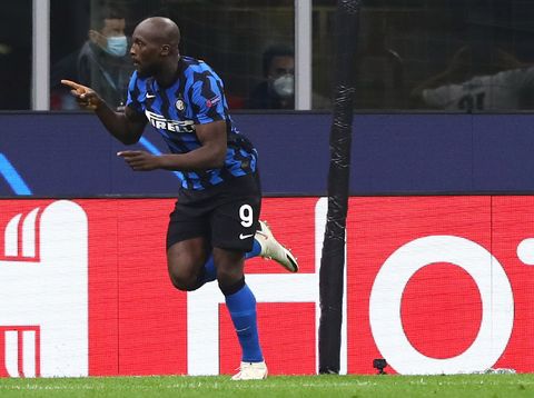 MILAN, ITALY - OCTOBER 21: Romelu Lukaku (L) of FC Internazionale celebrates his second goal during the UEFA Champions League Group B stage match between FC Internazionale and Borussia Moenchengladbach at Stadio Giuseppe Meazza on October 21, 2020 in Milan, Italy. (Photo by Marco Luzzani/Getty Images)