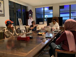 Masa Tenang Pilkada, Machfud Arifin Sharing dengan Penyintas COVID-19