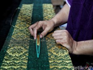 Pertamina Lestarikan Kain Songket Lewat Program Kemitraan