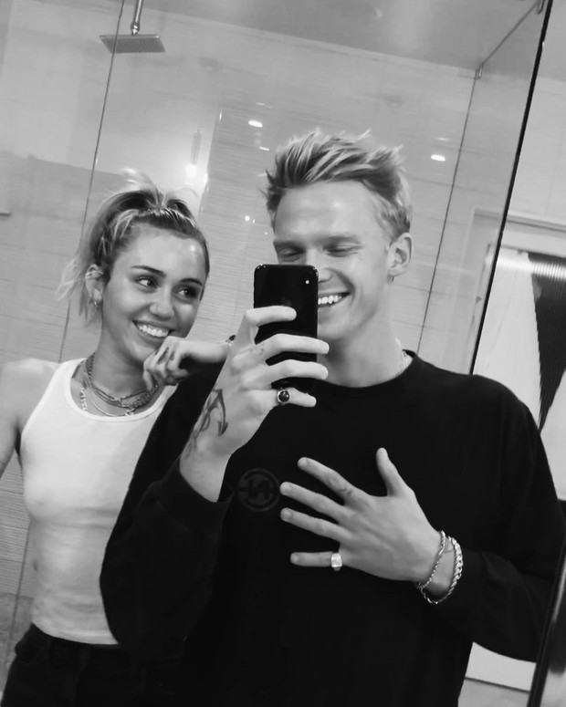 Miley Cyrus dan Cody Simpson berkencan selama 10 bulan antara 2019 dan 2020, dan tidak lama setelah mereka berpisah, Cyrus merilis single baru.
