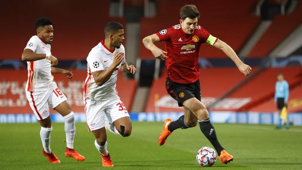 MANCHESTER, ENGLAND - OCTOBER 28: Harry Maguire of Manchester United and Benjamin Henrichs of RB Leipzig  battle for the ball  during the UEFA Champions League Group H stage match between Manchester United and RB Leipzig at Old Trafford on October 28, 2020 in Manchester, England. Sporting stadiums around the UK remain under strict restrictions due to the Coronavirus Pandemic as Government social distancing laws prohibit fans inside venues resulting in games being played behind closed doors. (Photo by Clive Brunskill/Getty Images)