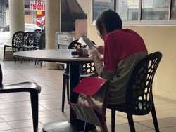 Viral Foto Nenek Jadi Kurir Pengantar Makanan, Bikin Haru Sekaligus Kagum