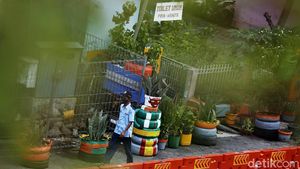 Pedestrian di Kampung Melayu Dihiasi Pot dari Ban Bekas