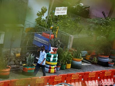 Pedestrian di Kampung Melayu Dihiasi Pot dari Ban Bekas