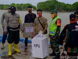 Perjalanan Logistik Pilkada Pekalongan, Seberangi Sungai-Susuri Hutan Bakau