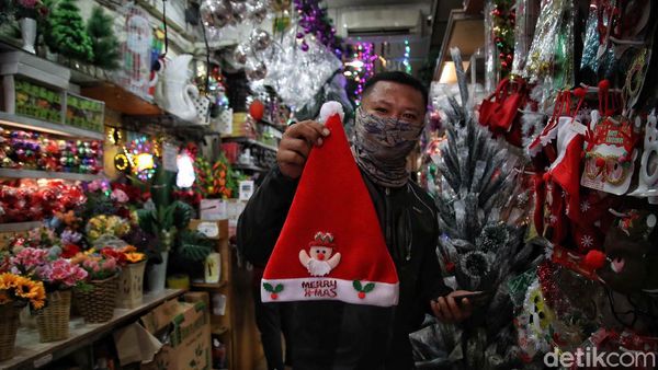 Pernak-pernik Natal Mulai Diserbu Warga