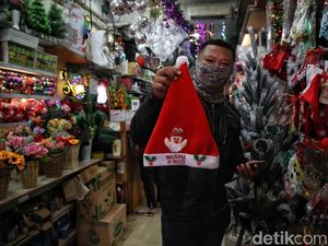 Pernak-pernik Natal Mulai Diserbu Warga