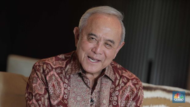 Peter F Gontha memberi piagam kepada Theodore Permadi Rachmat atau yang lebih dikenal dengan TP Rachmat saat meraih pemenang CNBC Indonesia Awards Lifetime Achievement. (CNBC Indonesia/Muhammad Sabki)