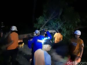 Di Cianjur, Belasan Pohon Tumbang Timpa Sejumlah Pengendara