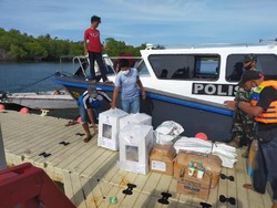 Ombak Besar Hambat Distribusi Logistik Pilkada di Sumbawa