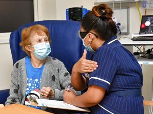 Momen Vaksinasi Corona Perdana di Inggris