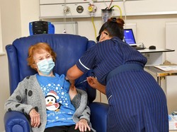 Nenek 90 Tahun Jadi Orang Pertama Divaksinasi Corona di Inggris