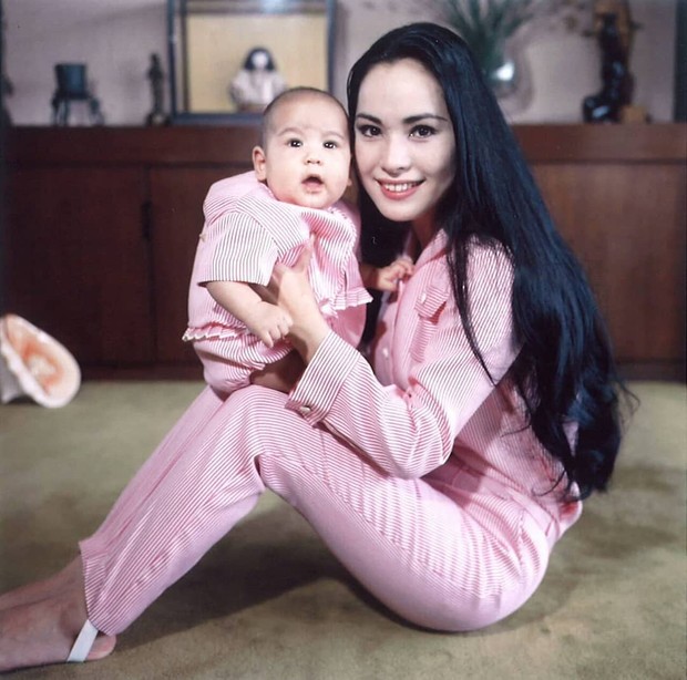 Ratna Sari Dewi dan anaknya
