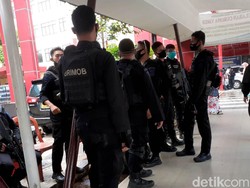 RS Polri Dijaga Ketat Polisi-TNI, Kendaraan Taktis Disiagakan
