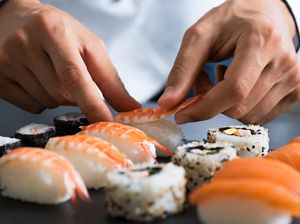 Sebagian Orang Jepang Jijik Makan Sushi yang Diracik Pakai Tangan Sebagian Orang Jepang Jijik Makan Sushi yang Diracik Pakai Tangan