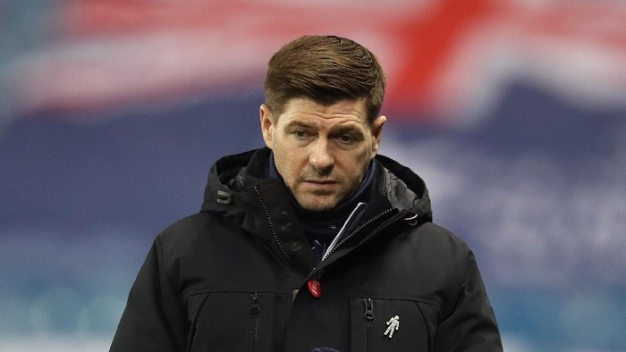 GLASGOW, SCOTLAND - DECEMBER 03: Steven Gerrard, Manager of Rangers looks on prior to the UEFA Europa League Group D stage match between Rangers and Standard Liege at Ibrox Stadium on December 03, 2020 in Glasgow, Scotland. Sporting stadiums around the UK remain under strict restrictions due to the Coronavirus Pandemic as Government social distancing laws prohibit fans inside venues resulting in games being played behind closed doors. (Photo by Ian MacNicol/Getty Images)