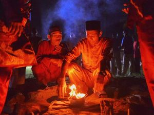 Tari Zapin dan Para Pengendali Api dari Rupat Tari Zapin dan Para Pengendali Api dari Rupat