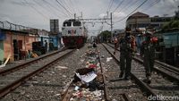 Tertibkan Area Pinggir Rel Kereta, Kafe di Gang Rayal Dibongkar
